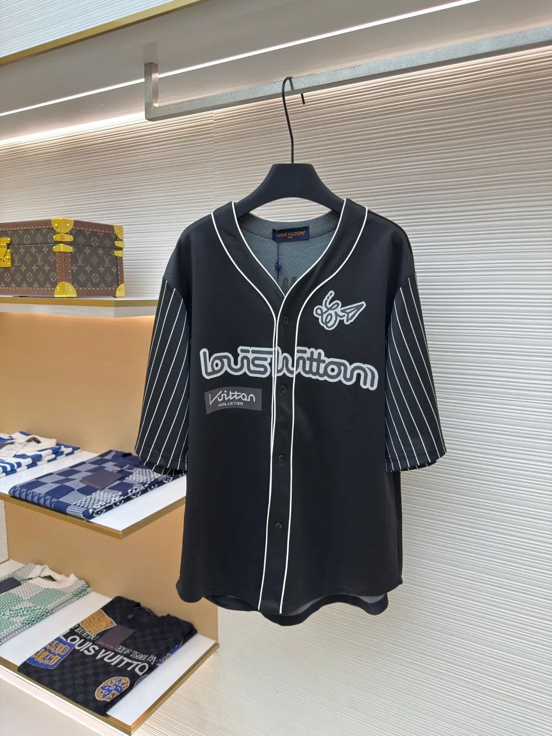 LOUIS VUITTON paper airplane short-sleeved shirt ●Authentic product: Purchased and developed at 8800 ●Item number: 1680166-A95 ●Fabric: polyester fabric ●Technology: jacquard production ●Version: fitted version ●Weight: about 430 grams ●Size: XS-S-M-L ●Description: The veil is made of 32s single-ply ring-spun cotton yarn, jacquard yarn, gray 60s ring-spun cotton + white 150D semi-matt polyester low-elastic yarn, interspersed with 70D spandex + 40D nylon high-elastic yarn, machine-wrapped into black core-spun ammonia yarn. The overall wiring is straight and delicate, the fabric is comfortable and soft, and the color is consistent without color difference. It can be matched with the same style to create a fashionable look and control various occasions. Customized accessories, complete with three standards, same style for men and women!